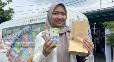 Warga Luar Kota hingga Ibu Hamil Antre Tukar Uang Baru di Ponorogo