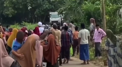 Viral, Puluhan Warga Bangkalan Adang Truk Sampah Masuki Desa