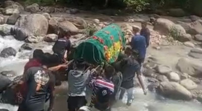 Viral, Warga Ponorogo Angkat Keranda Jenazah Melintasi Sungai