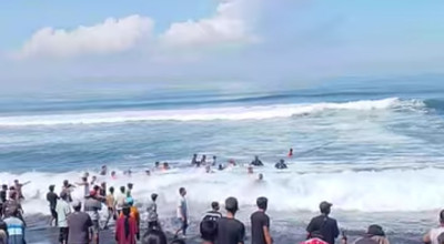 Ketua RT di Jember Terseret Ombak Pantai Paseban usai Selamatkan Anaknya