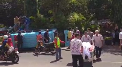 Ambulans Angkut Jenazah Terguling di Jember
