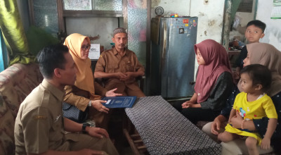 Cabdin Jember Antar Ijazah ke Rumah, Alumni Menangis Haru