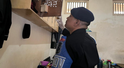 Petugas Gabungan Geledah Kamar Tahanan Lapas Kediri, Ada Sajam Rakitan