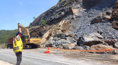 Tebing Setinggi 20 Meter Longsor dan Tutup Sebagian Akses JLS di Tulungagung