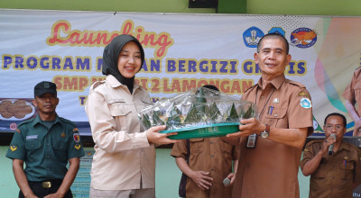 MBG Perdana di Lamongan, Tumpengan hingga Bawa Alat Makan Pribadi