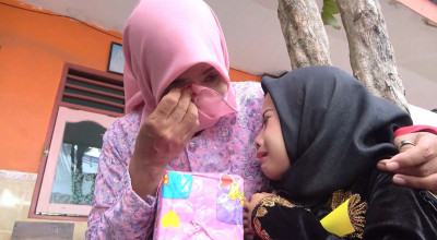 Momen Haru, Penjual Ayam Gugat, Polwan Kenakan Kebaya