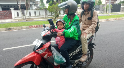 Kisah Wanita Single Parent jadi Pengemudi Ojol di Jember, Bawa Anak Tiap Hari