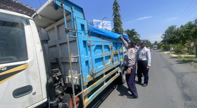 25 Truk ODOL di Ponorogo Terjaring Razia, 2 Sopir Kabur