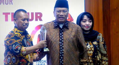 HPN 2025, Sambari Terima Penghargaan sebagai Bapak Pembangunan Gresik