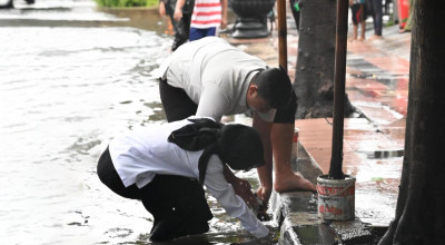 Mbak Vinanda Tinjau Banjir di Kota Kediri, Pungut Sampah Penutup Lubang Drainase