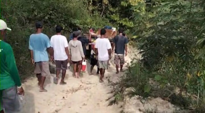 Akses Jalan Rusak, Ibu Muda di Bojonegoro Ditandu 6 Kilo Usai Melahirkan