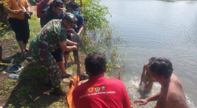 Mayat Pria Tanpa Busana Ditemukan Mengapung di Tambak Menganti Gresik