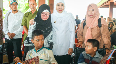 Gubernur Khofifah Serahkan Bansos dan BKK Desa Rp4,76 Miliar di Ponorogo