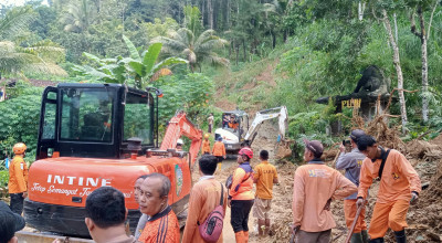 BPBD Jatim Buka Akses Jalan Longsor Trenggalek