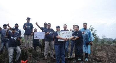 Bank Mandiri Taspen Tanam 450 Bibit Alpukat di Banyuwangi