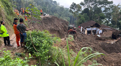 Hari ke-6 Petugas Tambah Alat Berat Pencarian Korban Longsor Trenggalek