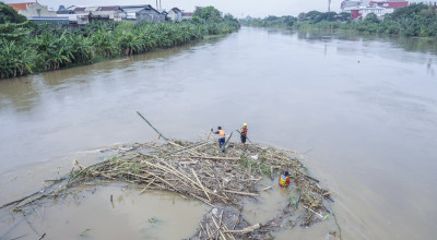 Tumpukan Sampah Ancam Jembatan Lama Kota Kediri