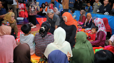 Khofifah Sambangi Pengungsian Longsor Trenggalek, Janji Bangun Rumah untuk Korban