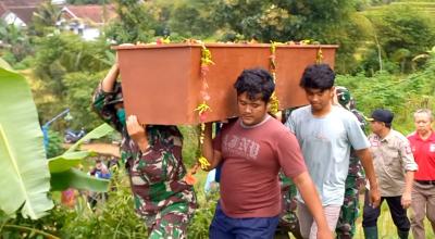 Dua Korban longsor Trenggalek Dimakamkan Satu Liang Kubur