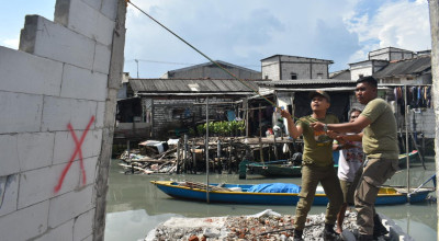 Bangunan Liar di 200 Meter Awal Sungai Kalianak Surabaya Mulai Dirobohkan