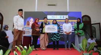 Pemkot - Rotary Club Surabaya Berikan Bantuan untuk Para Ojol dan Pelaku UMKM