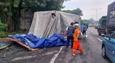 Truk Muatan Batu Bara dari Gresik Menuju Malang Terguling di Tol Perak Arah Waru