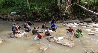 Menambang Emas di Sungai Tulungagung