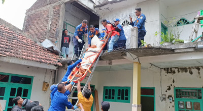 Damkar Tulungagung Evakuasi Jenazah dari Lantai 2 Rumah Warga yang Sempit