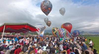 Warna-warni Balon Udara Hiasi Langit Tulungagung