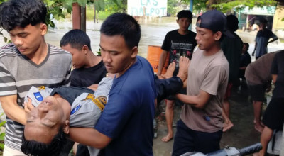 Petugas Dishub Terseret Arus Saat Terjang Banjir di Gresik, Motor Hilang