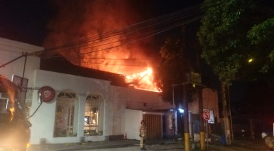 Gerai Pizza Hut Raya Darmo Surabaya Terbakar