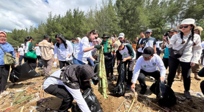 Arumi Bachsin Turun Resik-Resik Pantai Gemah Tulungagung