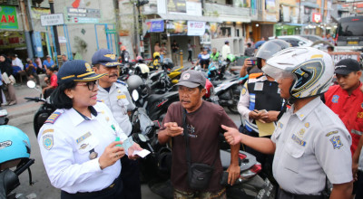 Dishub Tertibkan Parkir Liar di RS Adi Husada Surabaya