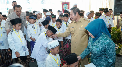 Keceriaan Anak-anak dalam Khitan Massal Pemkab Lamongan, Bertabur Hadiah