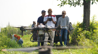 Respons Cepat Mas Dhito Tangani Lahan Padi Terendam Banjir di Purwoasri