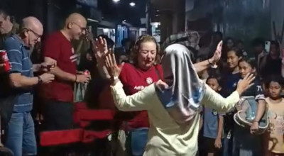 Wisatawan Spanyol Nikmati Musik Patrol dan Water Coren di Pasar Tanjung Jember