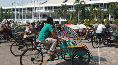 Petrokimia Gresik Beri Santunan Ratusan Abang Becak