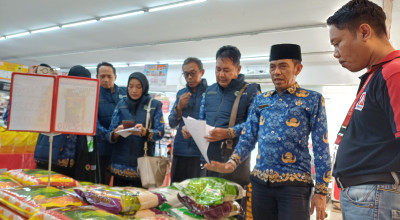 Satgas Pangan Lamongan Temukan Beras Premium Oplosan saat Sidak Toko Modern