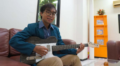 Mahasiswa Ubaya Ciptakan Gitar Listrik Unik dari Kardus