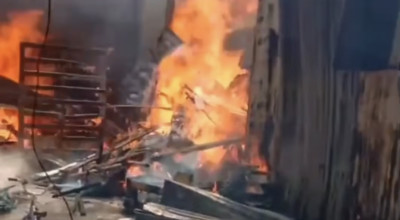 Rumah dan Gudang di Surabaya Terbakar, Asap Mengepul Tinggi