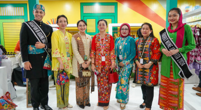 Puncak HUT Dekranas ke-45, Mbak Cicha Kenakan Pakaian Motif Khas Kabupaten Kediri