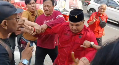 Tantang Armuji, Eks Pengurus PDIP Surabaya Nyaris Bakar Diri di Kantor DPC