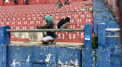 Pemkot Kediri Mulai Cat Dinding Stadion Brawijaya, Gunakan Warna Ungu