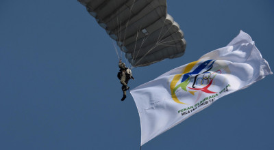 Atraksi Terjun Payung Meriahkan Pembukaan Poral Wiltim di Surabaya