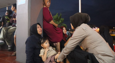 Polwan Polresta Banyuwangi Beri Trauma Healing Korban KMP Tunu Pratama Jaya