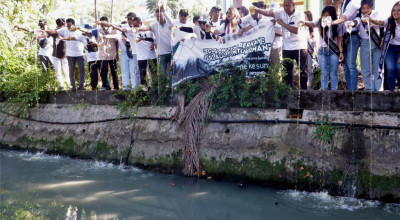 Aksi Bersih-Bersih Sungai dengan Eco Enzym Warnai Dies Natalies ke-44 Unitomo