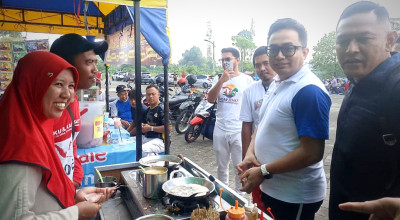 Lepas Jalan Sehat di Gresik, Anggota DPR RI Jiddan Bagi Uang Tunai untuk UMKM