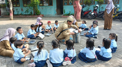 Peringati HUT RI Ke-80, SPPG Lamongan Bagikan MBG Berkostum Ala Pejuang