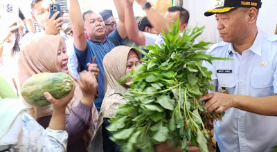 Bupati Tulungagung Bagikan Sayur dan Buah Dalam Gerakan Pangan Murah