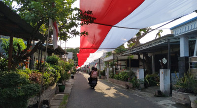 Warga Kota Kediri Bentangkan Bendera Merah Putih Sepanjang 480 Meter
